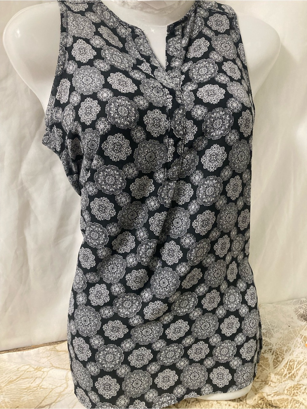 Trendsetter Black White Medallion Print Sleeveless Blouse XS Split Neck Tank Top